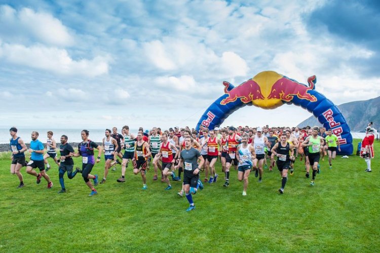 Off we go! Copyright: RedBull / Leo Francis